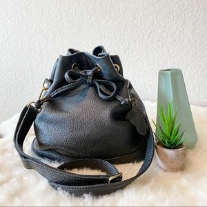 EUC 🇨🇦 ROOTS Roxi Drawstring Bucket Bag Black